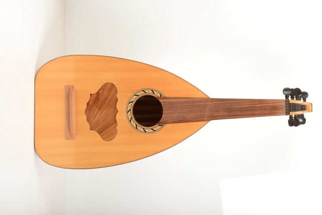 Table en épicea, ouverture ronde avec rosette type guitare, touche en palissandre